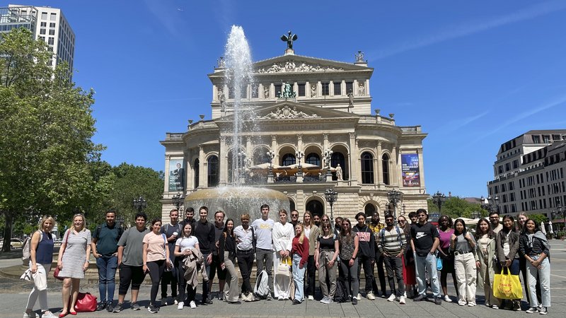 Studierende vor der Alten Oper in Frankfurt