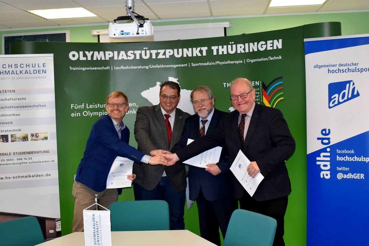 Dr. Christoph Fischer (Generalsekretär adh), Dr. Bernd Neudert (Stützpunktleiter Olympiastützpunkt Thüringen), Prof. Dr. Elmar Heinemann (Rektor Hochschule Schmalkalden) und Dr. Ralf Schmidt-Röh (Geschäftsführer Studierendenwerk Thüringen), v.l.