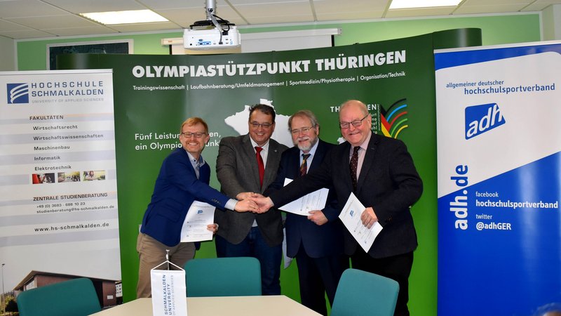 Dr. Christoph Fischer (Generalsekretär adh), Dr. Bernd Neudert (Stützpunktleiter Olympiastützpunkt Thüringen), Prof. Dr. Elmar Heinemann (Rektor Hochschule Schmalkalden) und Dr. Ralf Schmidt-Röh (Geschäftsführer Studierendenwerk Thüringen), v.l.
