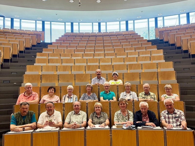Alumni im Audimax der Hochschule