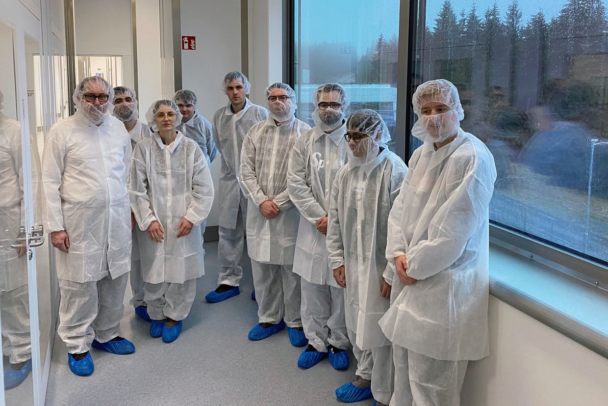 Studierendenexkursion zu Röchling Medical nach Neuhaus am Rennweg Studenten im Reinraumlabor mit Schutzkleidung