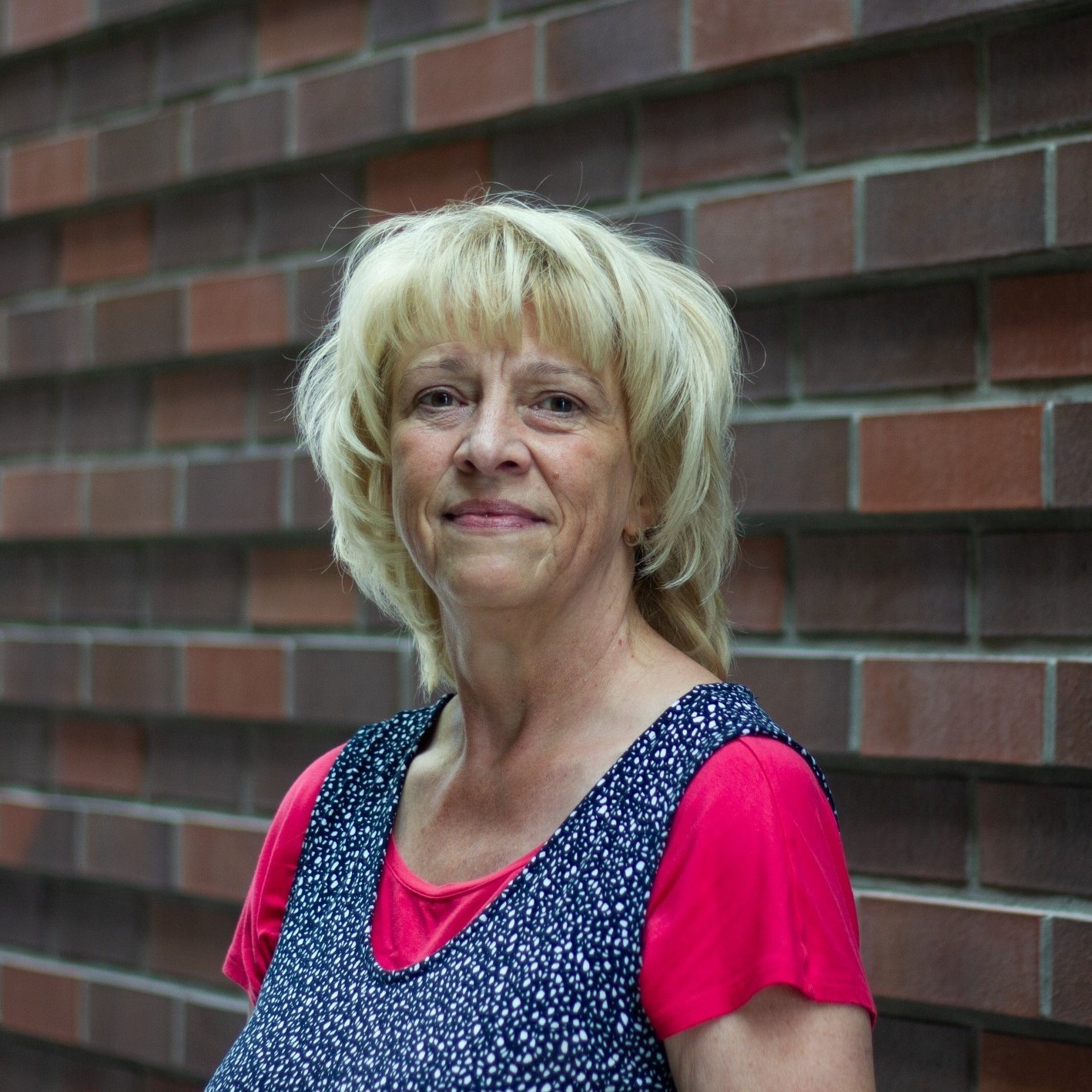 Marion Albrecht Marion Albrecht vor Klinkerwand