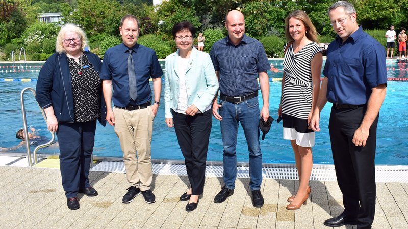 Heike Taubert im Schwimmbad