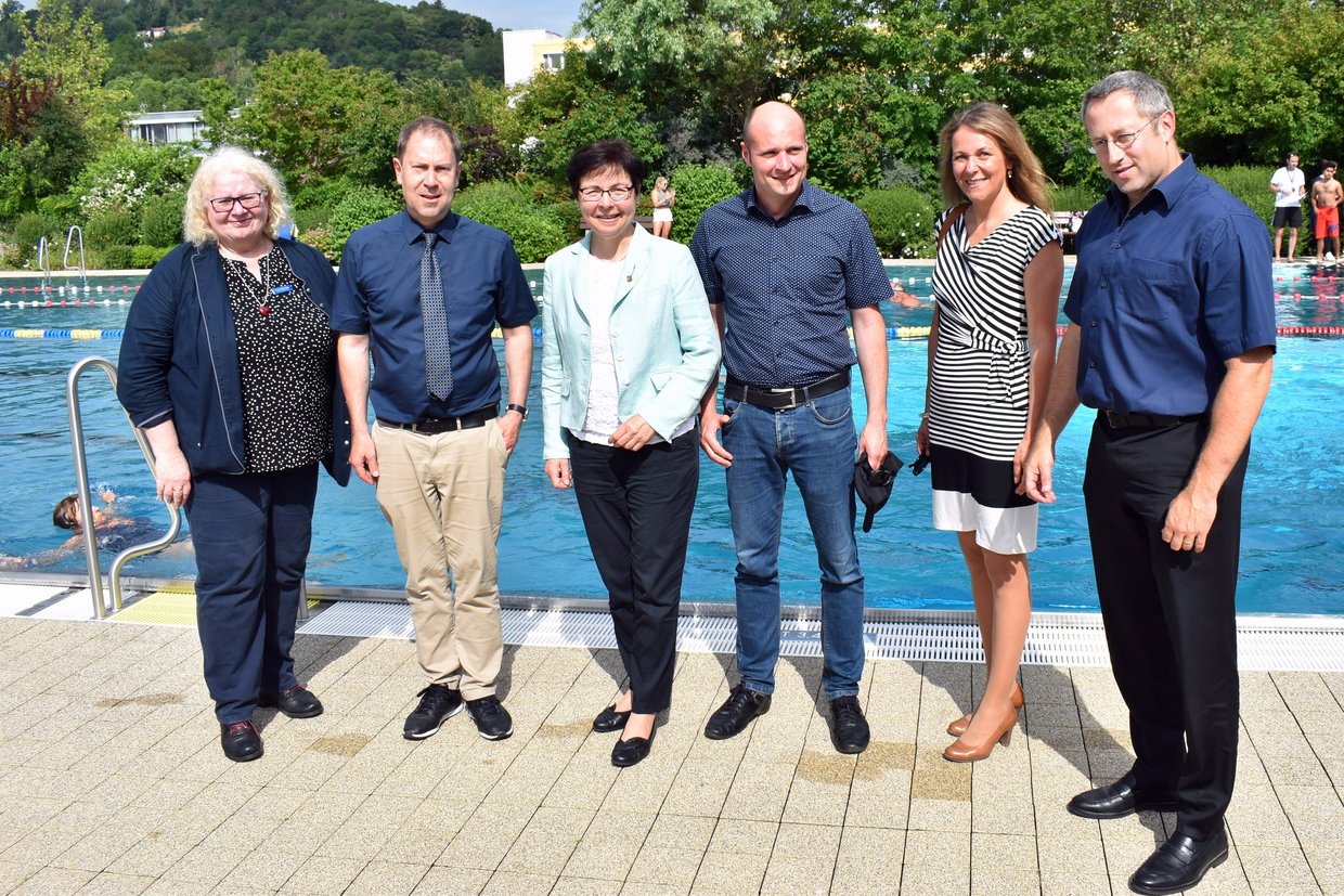 Heike Taubert im Schwimmbad