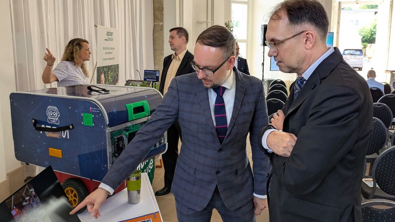 Mann zeigt auf Bildschirm