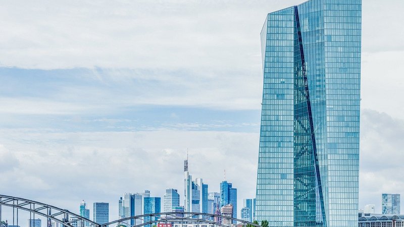 Hochhaus der EZB, im Hintergrund der Fluß Main und die Frankfurter Skyline