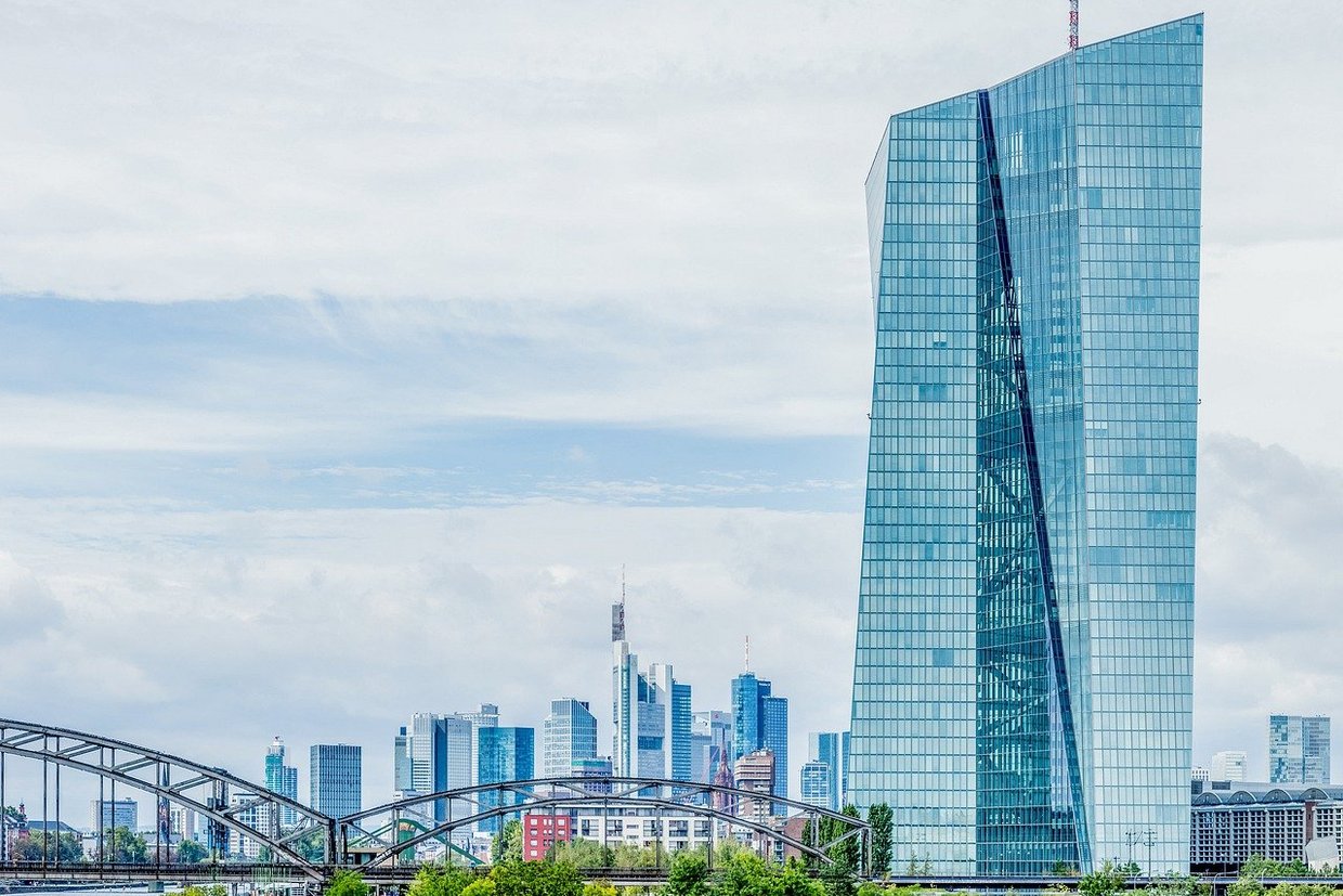 Hochhaus der EZB, im Hintergrund der Fluß Main und die Frankfurter Skyline