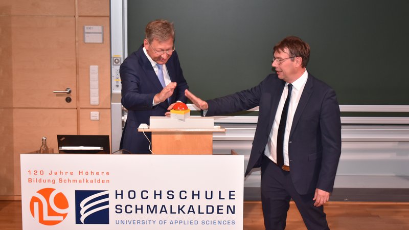 Prof. Gundolf Baier und Thomas Kaminski (r.)