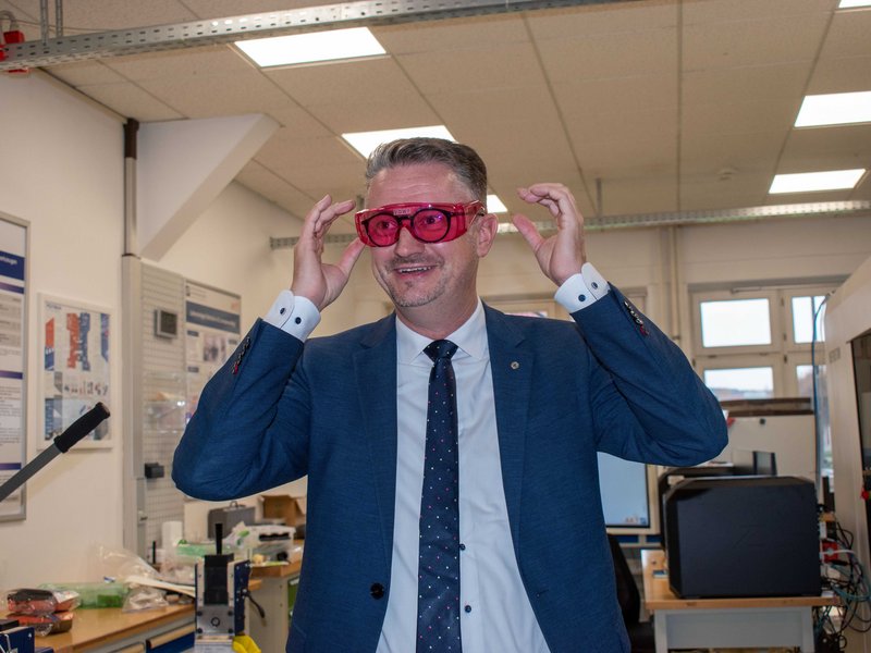 Minister Tischner mit rosaroter Kunststoffbrille 