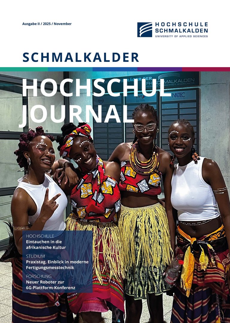 Akrikanische Studentinnen kostümiert