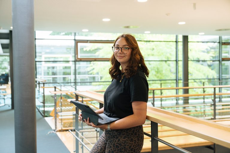 Studentin in der Bibliothek der Hochschule Schmalkalden