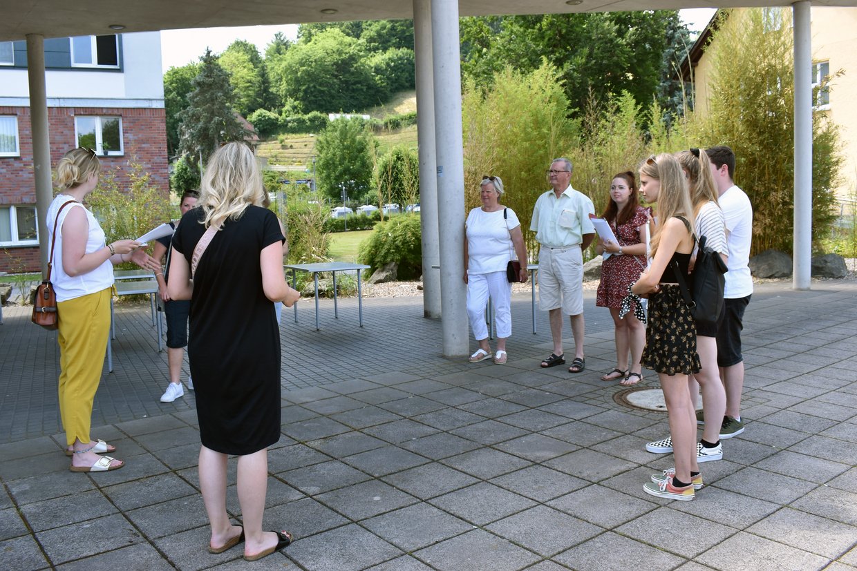 Studentin Laura S. Gundelwein führte die Studieninteressierten mit ihren Eltern über den Campus