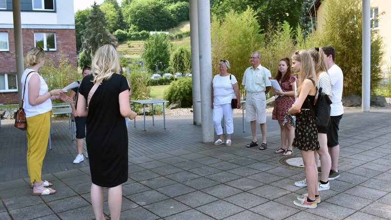 Studentin Laura S. Gundelwein führte die Studieninteressierten mit ihren Eltern über den Campus