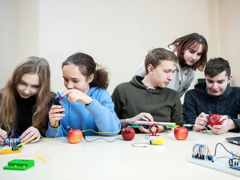 Schnupperstudium. Schüler experimentieren.