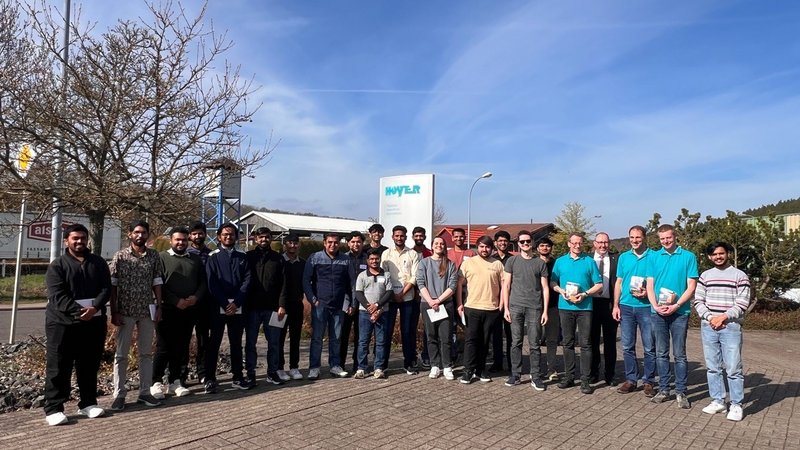 Studenten stehen vor Unternehmen