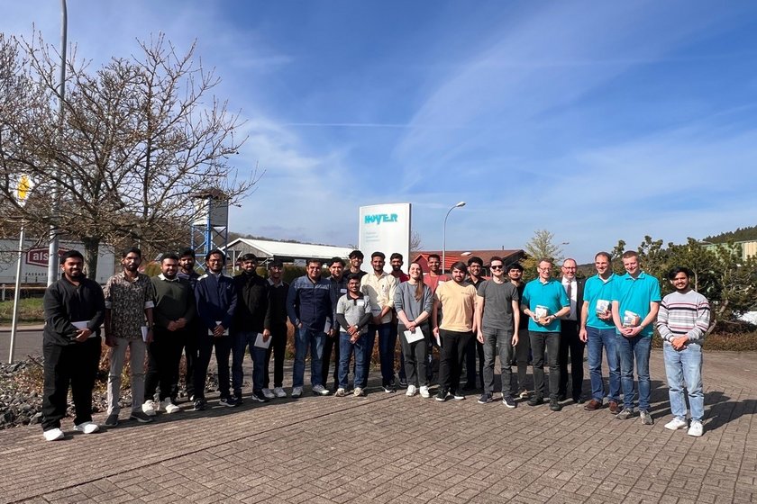 Studenten stehen vor Unternehmen