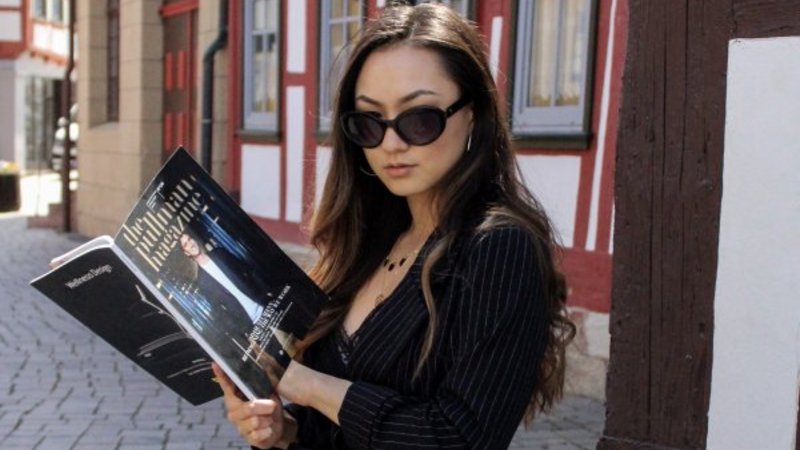 Frau Kristina Khan, Influencerin an der Fakultät Wirtschaftswissenschaften, ist auf dem Lutherplatz in Schmalkalden unterwegs