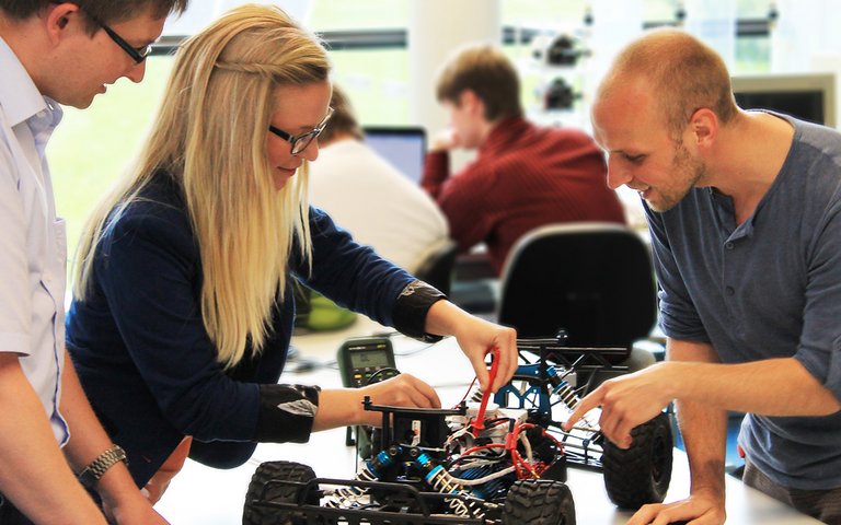 Studierende arbeiten in einem Labor im Rahmen des Elektrotechnik-Studiums