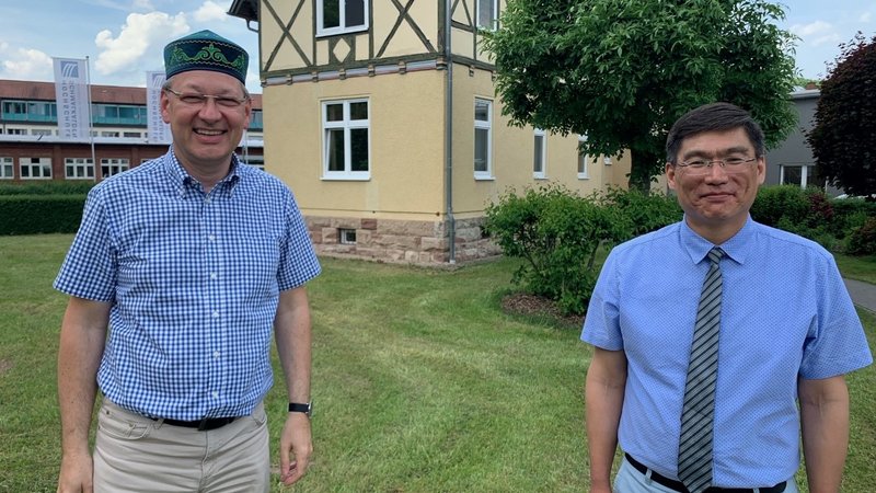 Hochschulpräsident Prof. Gundolf Baier empfängt Prof. Maganat Shegebayev vor Haus K.
