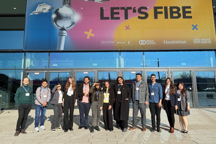Studenten vor Gebäude