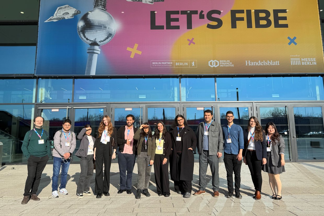 Studenten vor Gebäude