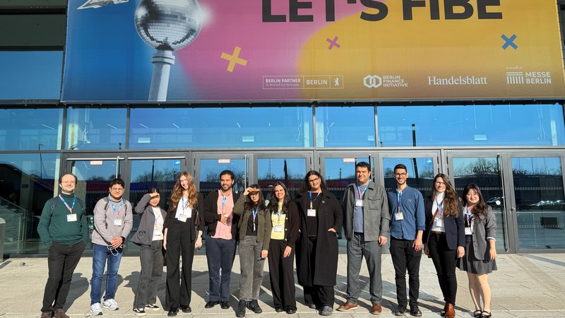 Studenten vor Gebäude