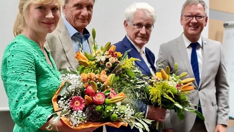 Mitglieder des Hochschulrats mit Blumen