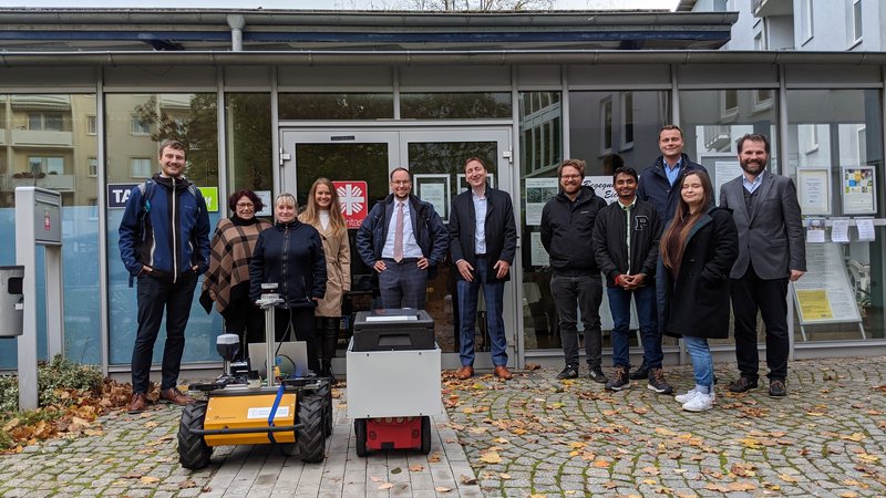 Das Projektteam mit den Lieferrobotern, die in Gera und Freiburg getestet werden.
