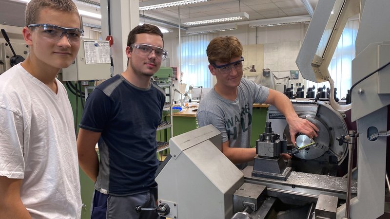Auszubildende mit Richard Vogt in der Zentralwerkstatt