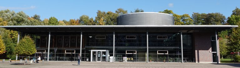 Foto: Gebäude der Cellarius-Hochschulbibliothek vom Campus aus aufgenommen; sonniger Tag im Oktober