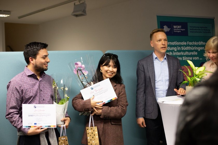 Studenten mit Urkunde