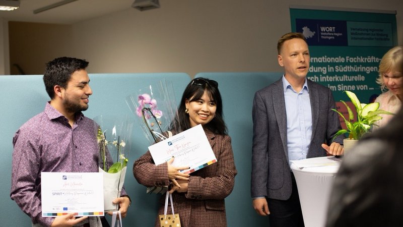 Studenten mit Urkunde
