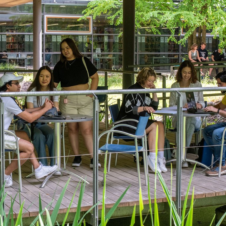 Studierende auf der Leseinsel der Hochschule Schmalkalden