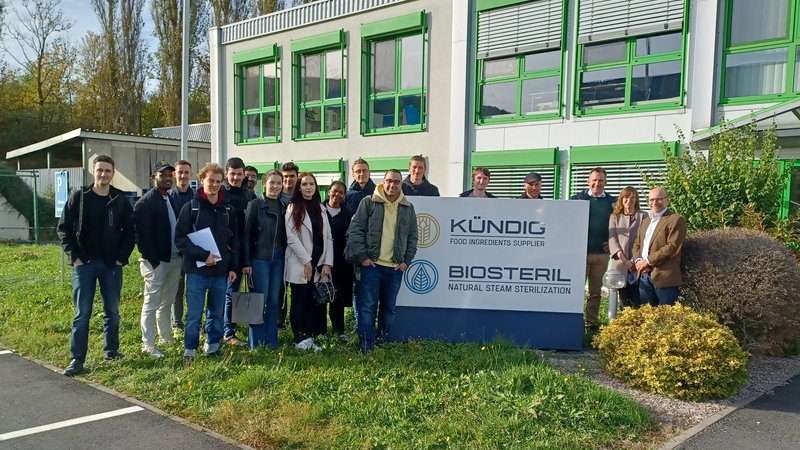 Studierende der Fakultät mit FirmenvertreterInnen der Kündig GmbH & Co. KG in Ritschenhausen