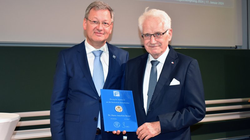 Zwei Männer mit Medaille