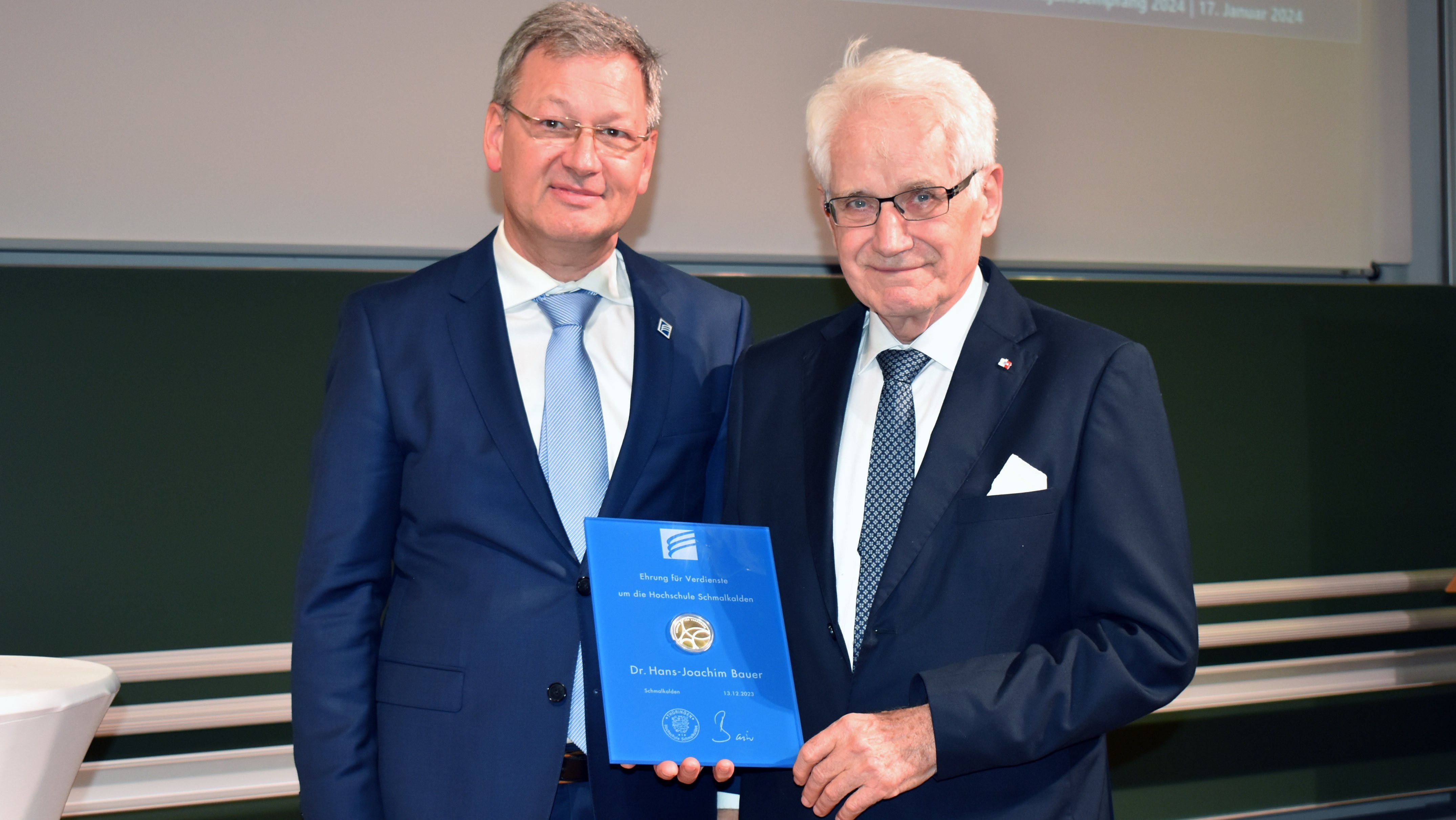 Zwei Männer mit Medaille