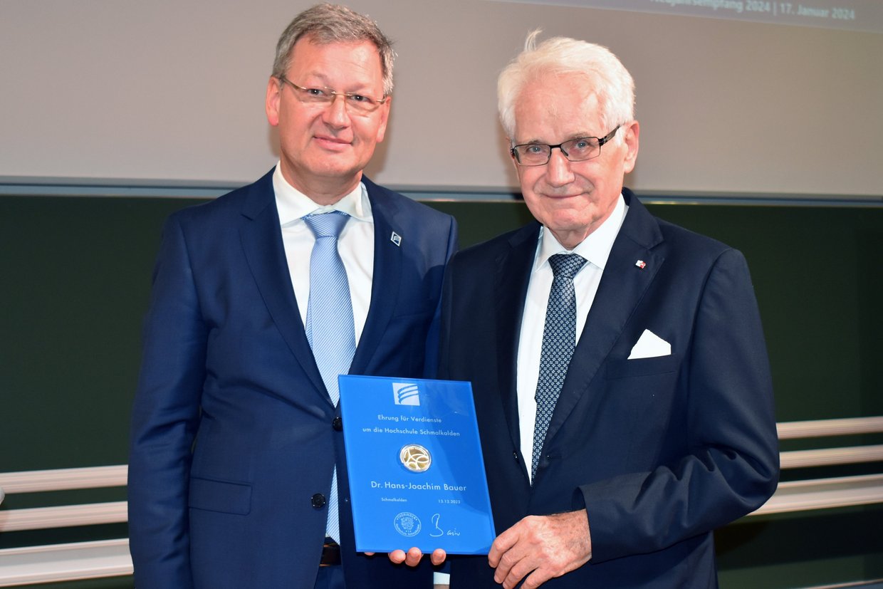 Zwei Männer mit Medaille