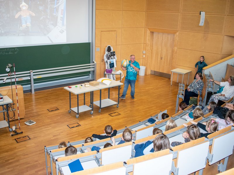 Professor lehrt vor Kindern im Hörsaal