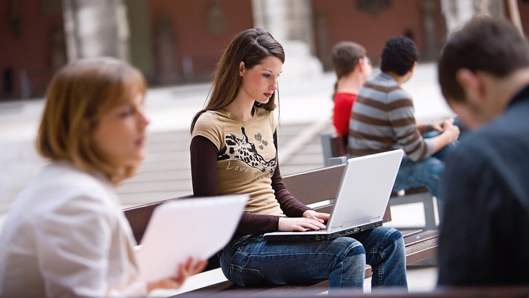 Studierende beim Lernen auf dem Campus