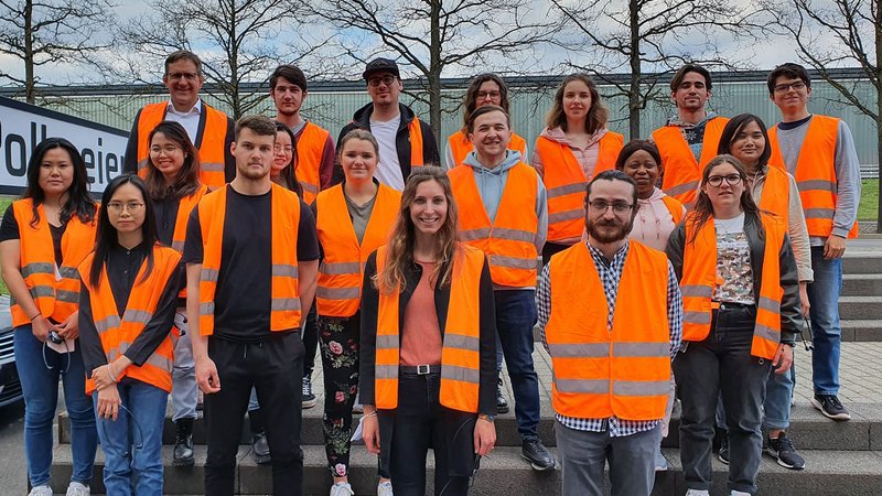 Studierende vor dem Firmengebäude der Pollmeier Massivholz GmbH & Co. KG