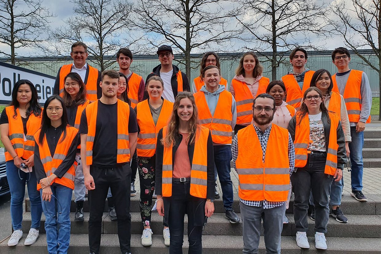 Studierende vor dem Firmengebäude der Pollmeier Massivholz GmbH & Co. KG