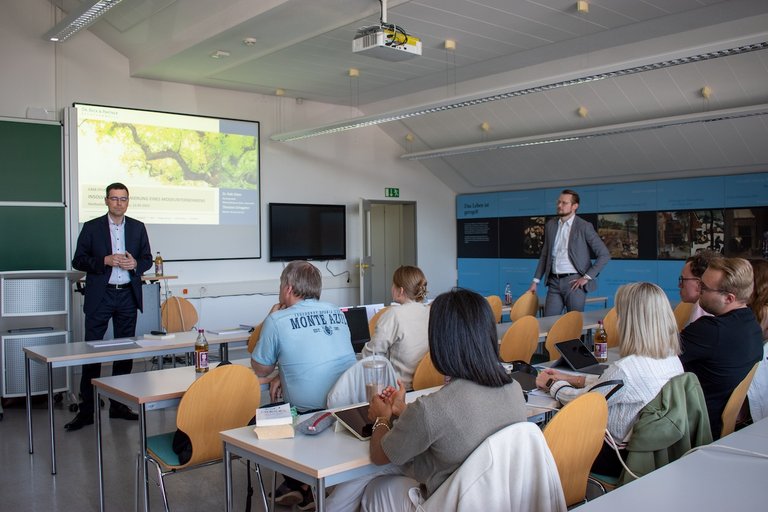 Case Study 1 Studierende des Schwerpunktes und Studierende aus den Anfangssemestern und dem Masterstudiengang folgen mit großem Interesse den Ausführungen von Herrn Rechtsanwalt Dr. Kilper und Herrn Schlageter (LL.M.)