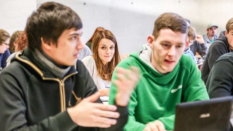 Menschen vor einem Computer