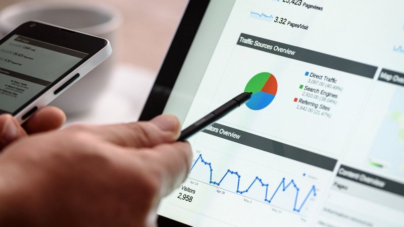 Bildschirm mit Google Ads sowie Smartphone