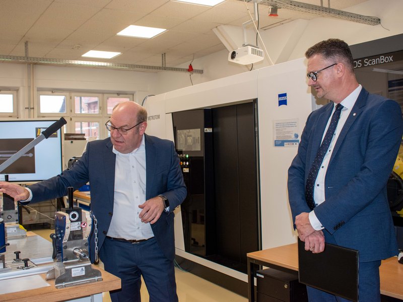 Minister Tischner und Vizepräsident Seul in der Angewandten Kunststofftechnik bei einem Demonstrator 