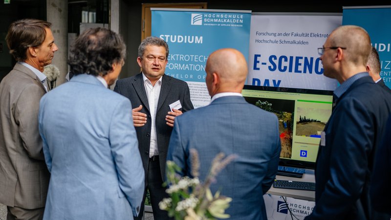 Professor erklärt am Infostand 