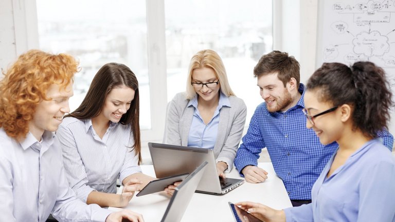 Studierende arbeiten an Computern