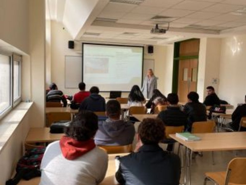 Vorlesung über die Energiewende und Vorstellung der Solar- und Windkraftanlage auf dem Campus in Schmalkalden