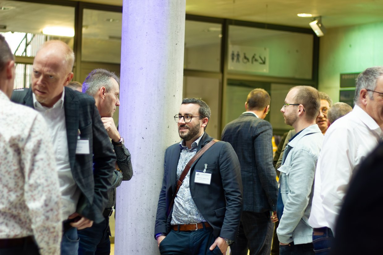 Männer unterhalten sich