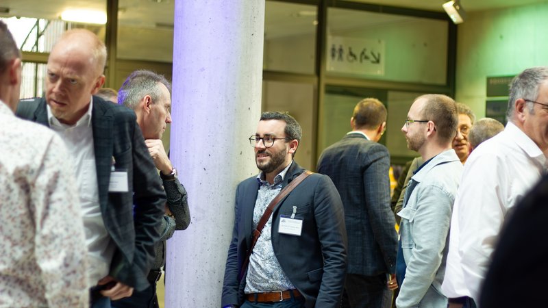 Männer unterhalten sich